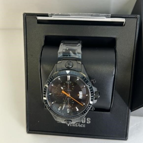 New Authentic Versus Griffith Bracelet Watch - Picture 5 of 10